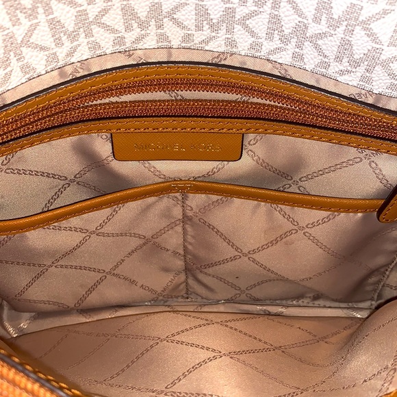 ***SOLD*** Michael Kors Jet Set Medium Signature Pocket Tote - Picture 6 of 14